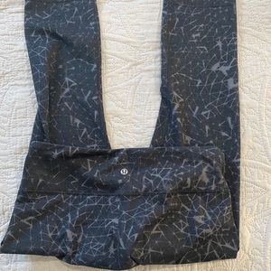 Black and gray pattern lululemons size 8